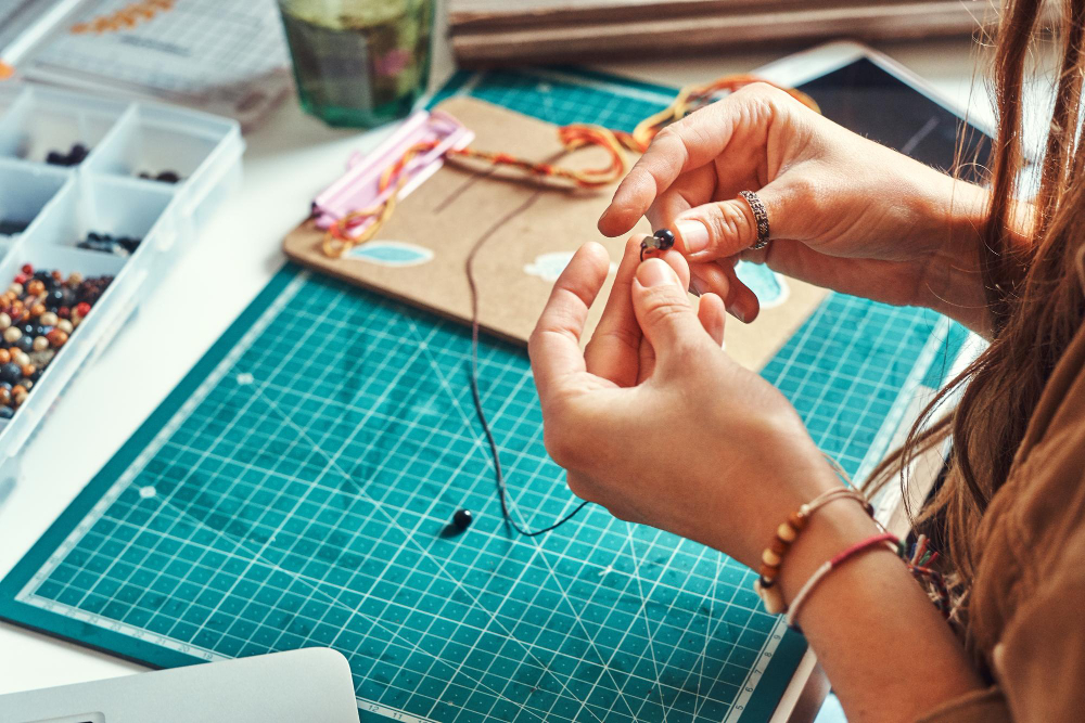 Lansarea afacerii de bijuterii handmade: 5 elemente cheie pentru succes